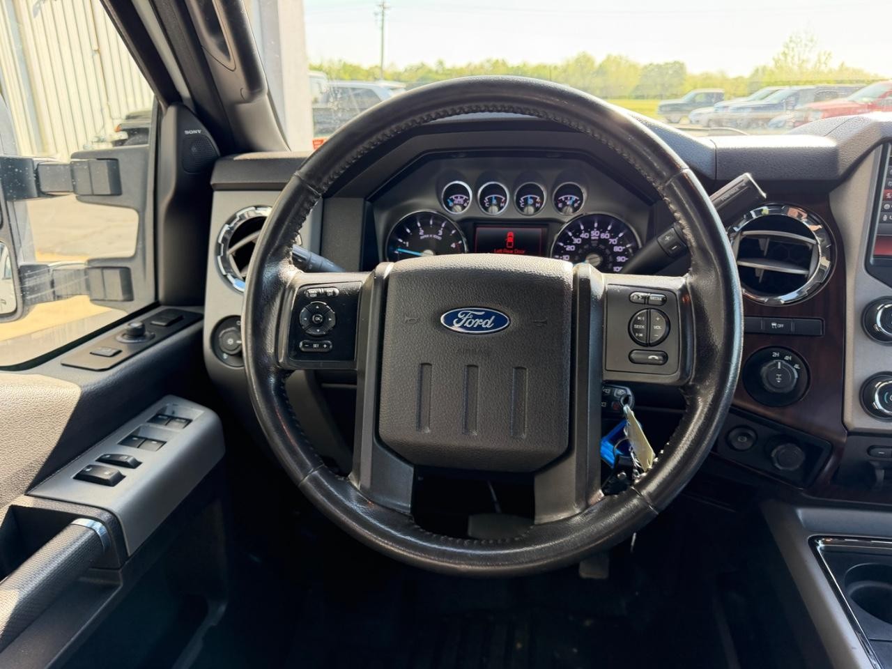 Ford F-250SD Vehicle Full-screen Gallery Image 11