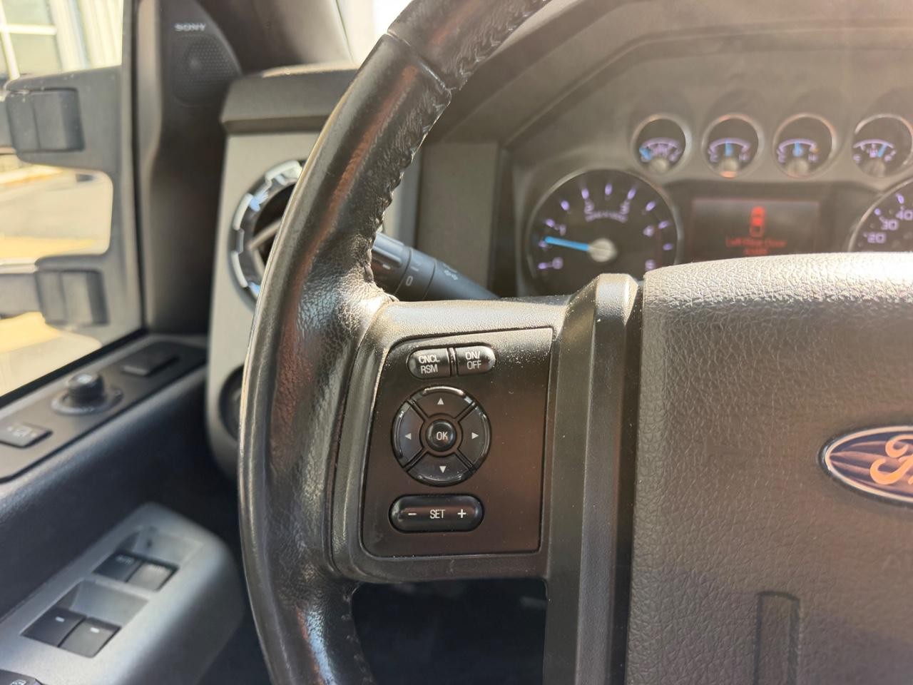 Ford F-250SD Vehicle Full-screen Gallery Image 12