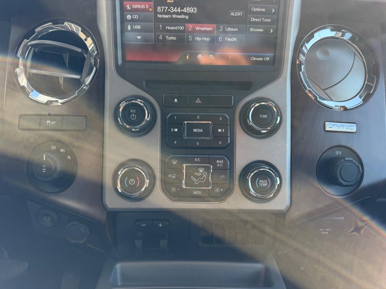 Ford F-250SD Vehicle Full-screen Gallery Image 15