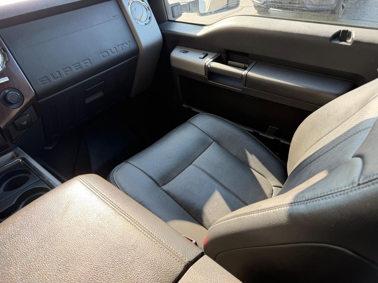 Ford F-250SD Vehicle Full-screen Gallery Image 16