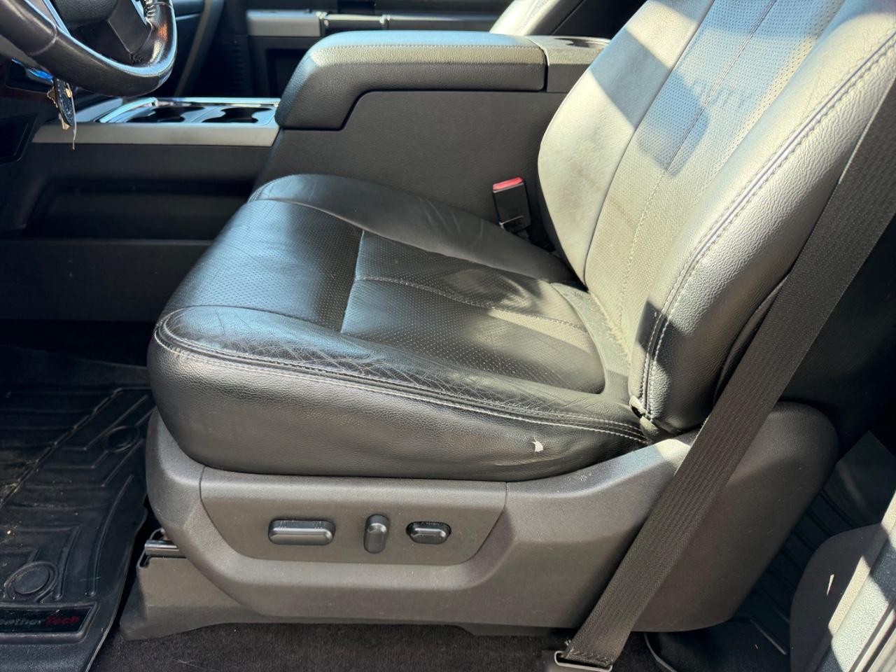Ford F-250SD Vehicle Full-screen Gallery Image 18