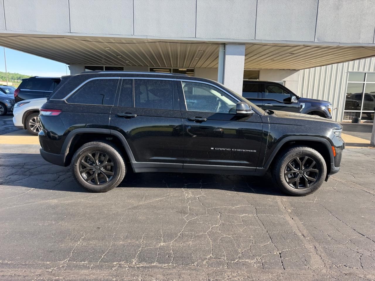 Jeep Grand Cherokee Vehicle Full-screen Gallery Image 02
