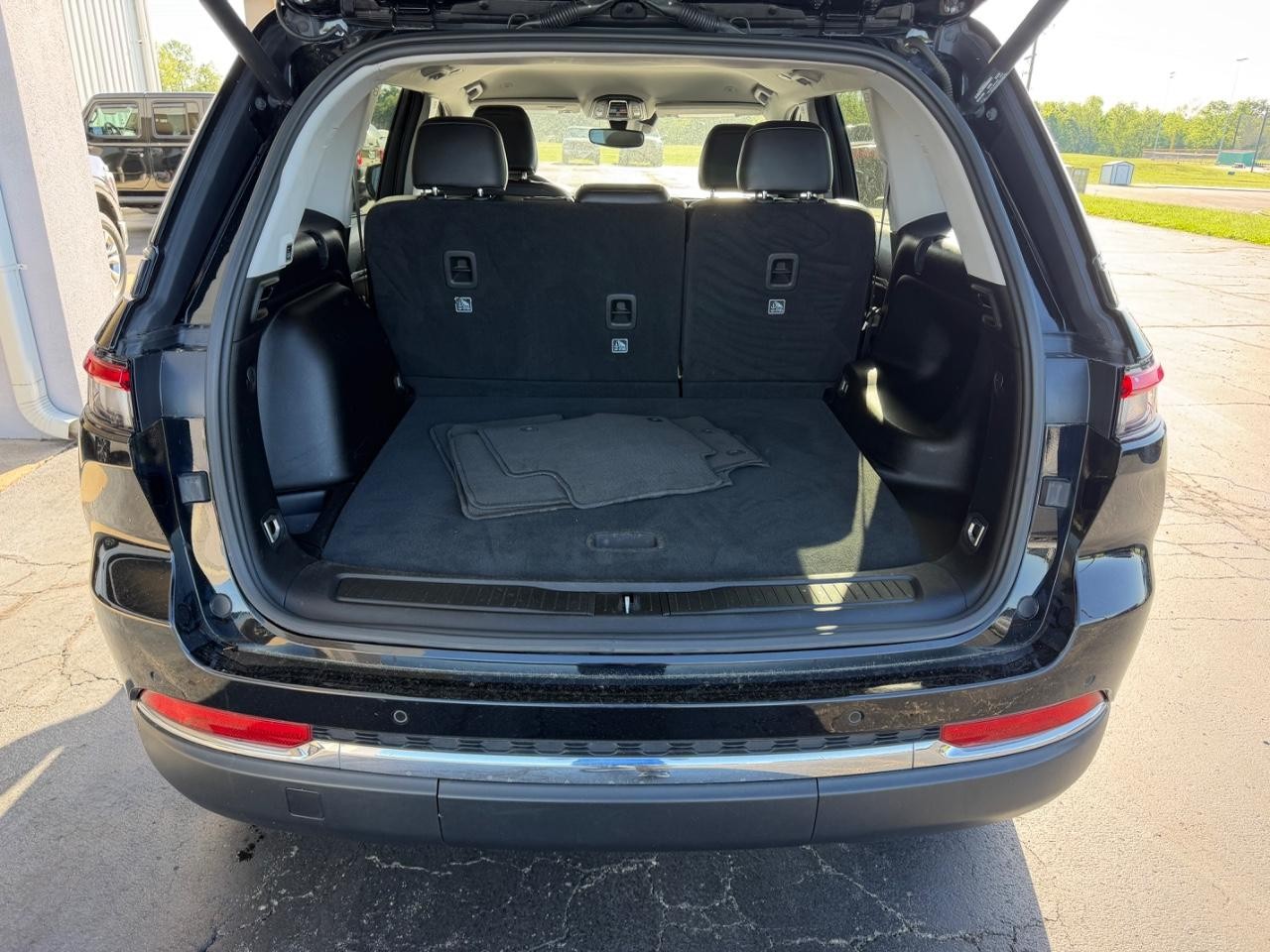 Jeep Grand Cherokee Vehicle Full-screen Gallery Image 05