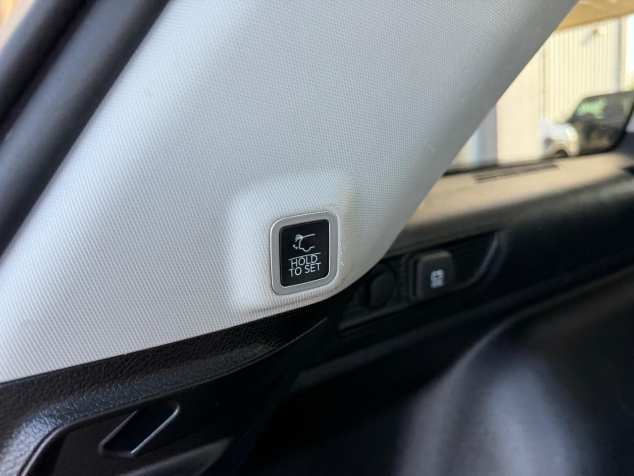 Jeep Grand Cherokee Vehicle Full-screen Gallery Image 06