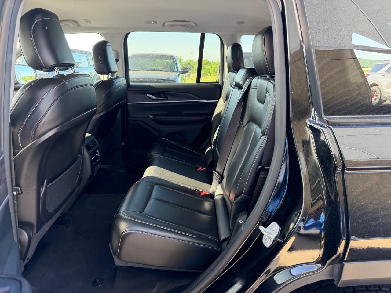 Jeep Grand Cherokee Vehicle Full-screen Gallery Image 10