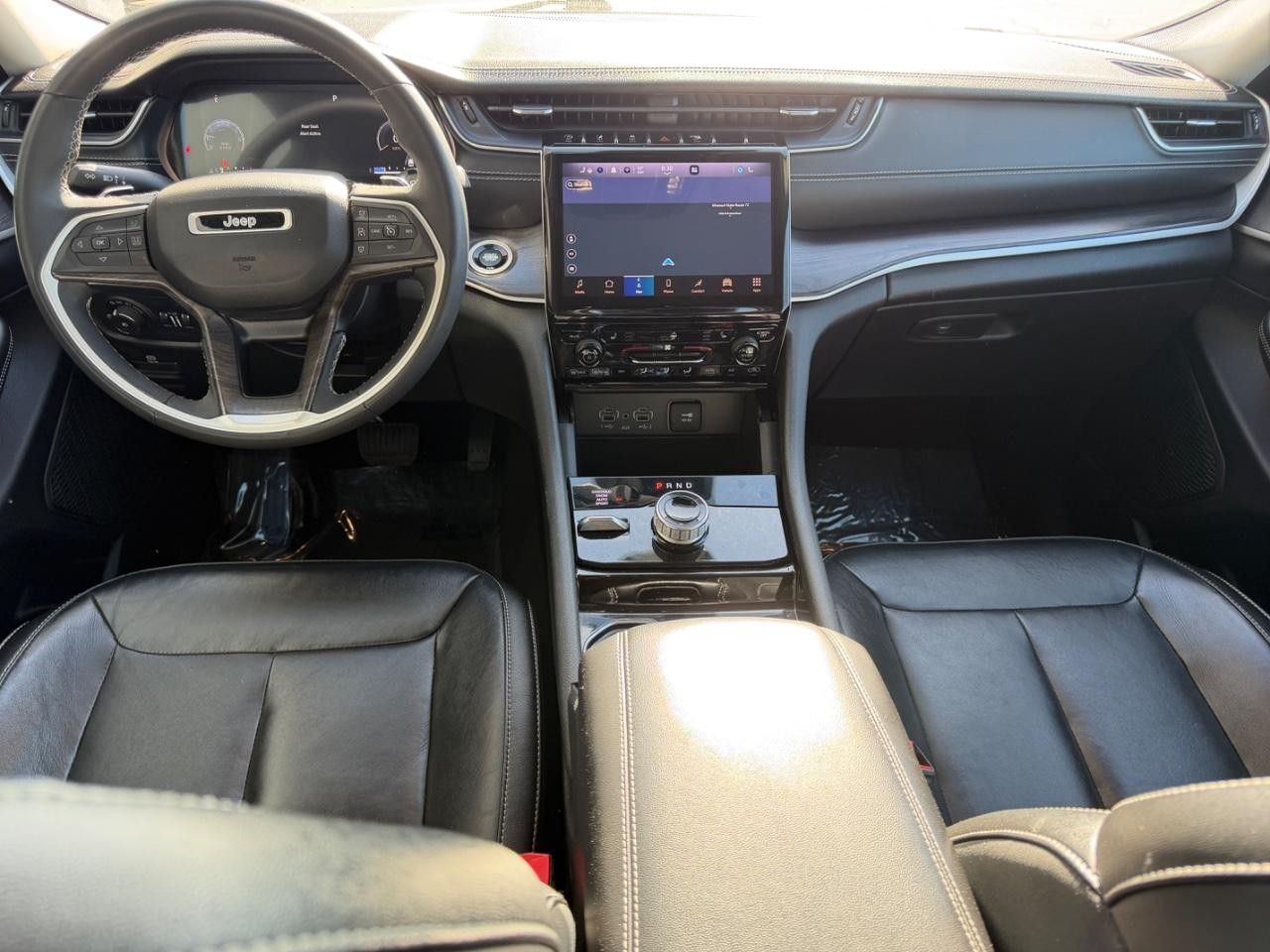 Jeep Grand Cherokee Vehicle Full-screen Gallery Image 11