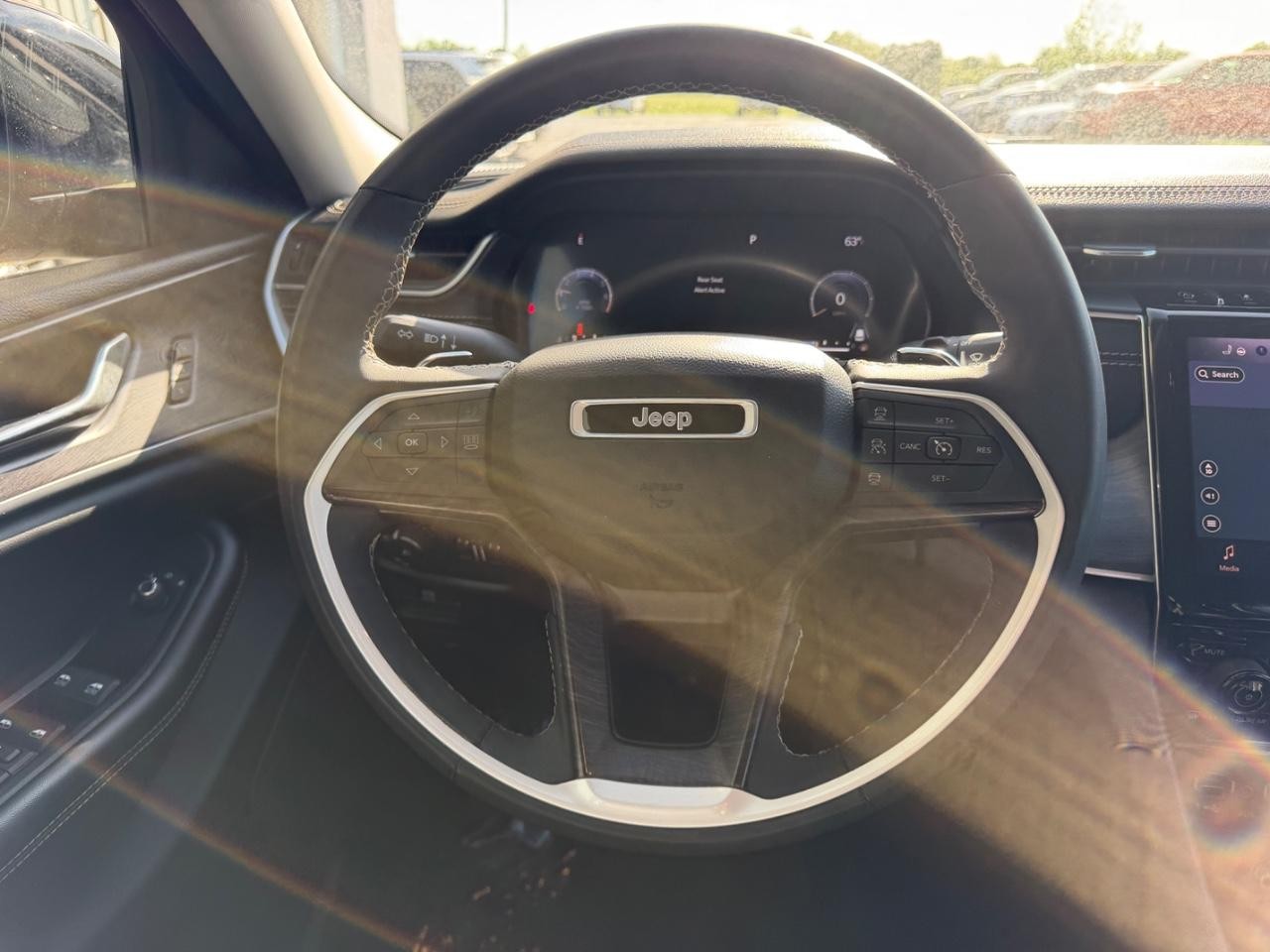 Jeep Grand Cherokee Vehicle Full-screen Gallery Image 12