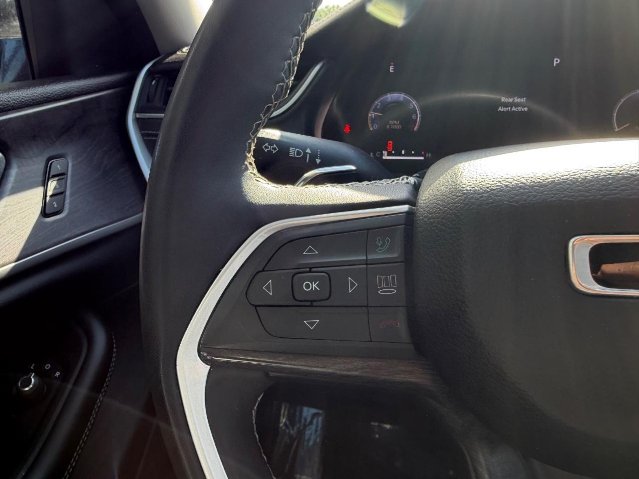 Jeep Grand Cherokee Vehicle Full-screen Gallery Image 13