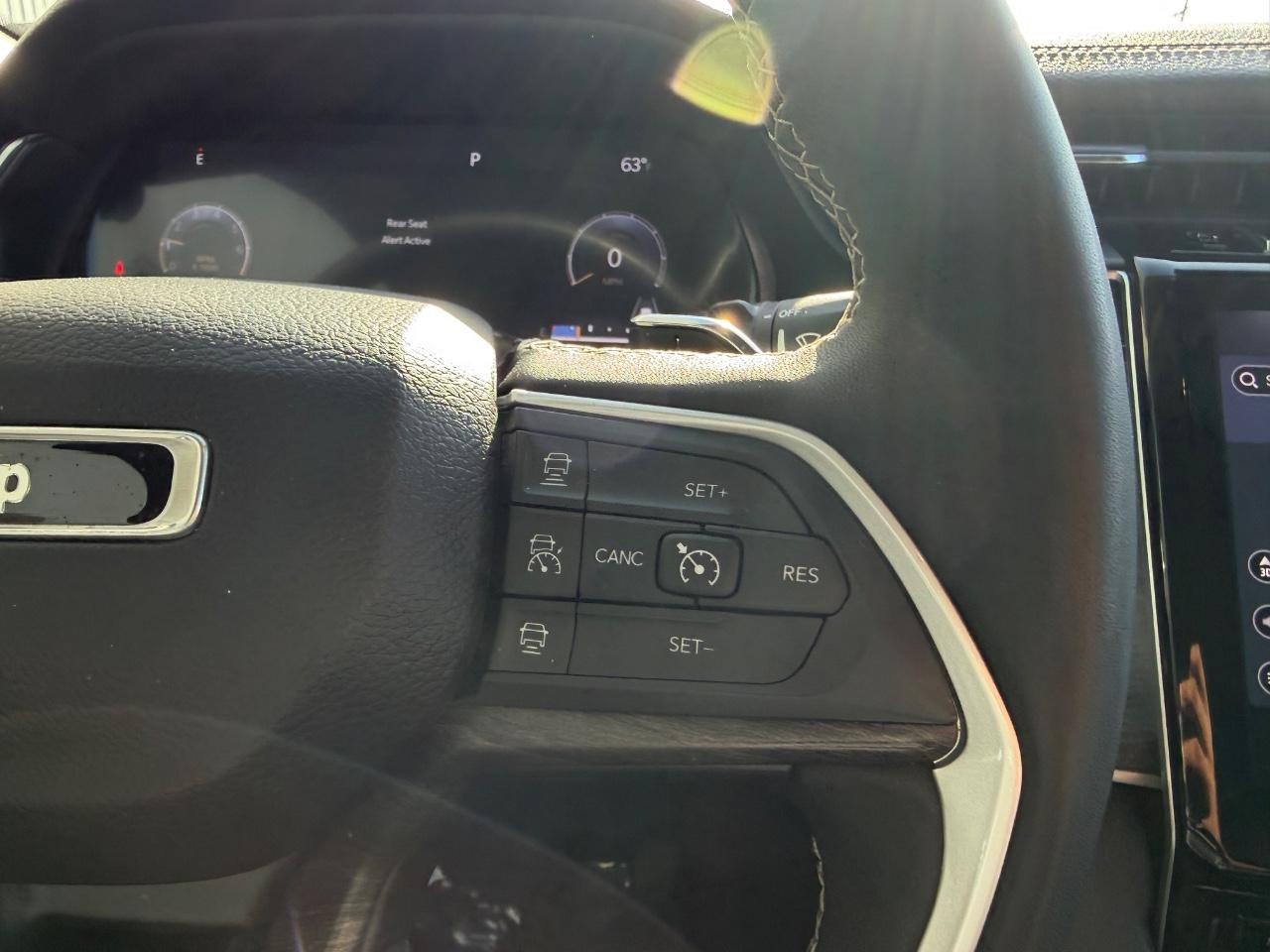 Jeep Grand Cherokee Vehicle Full-screen Gallery Image 14