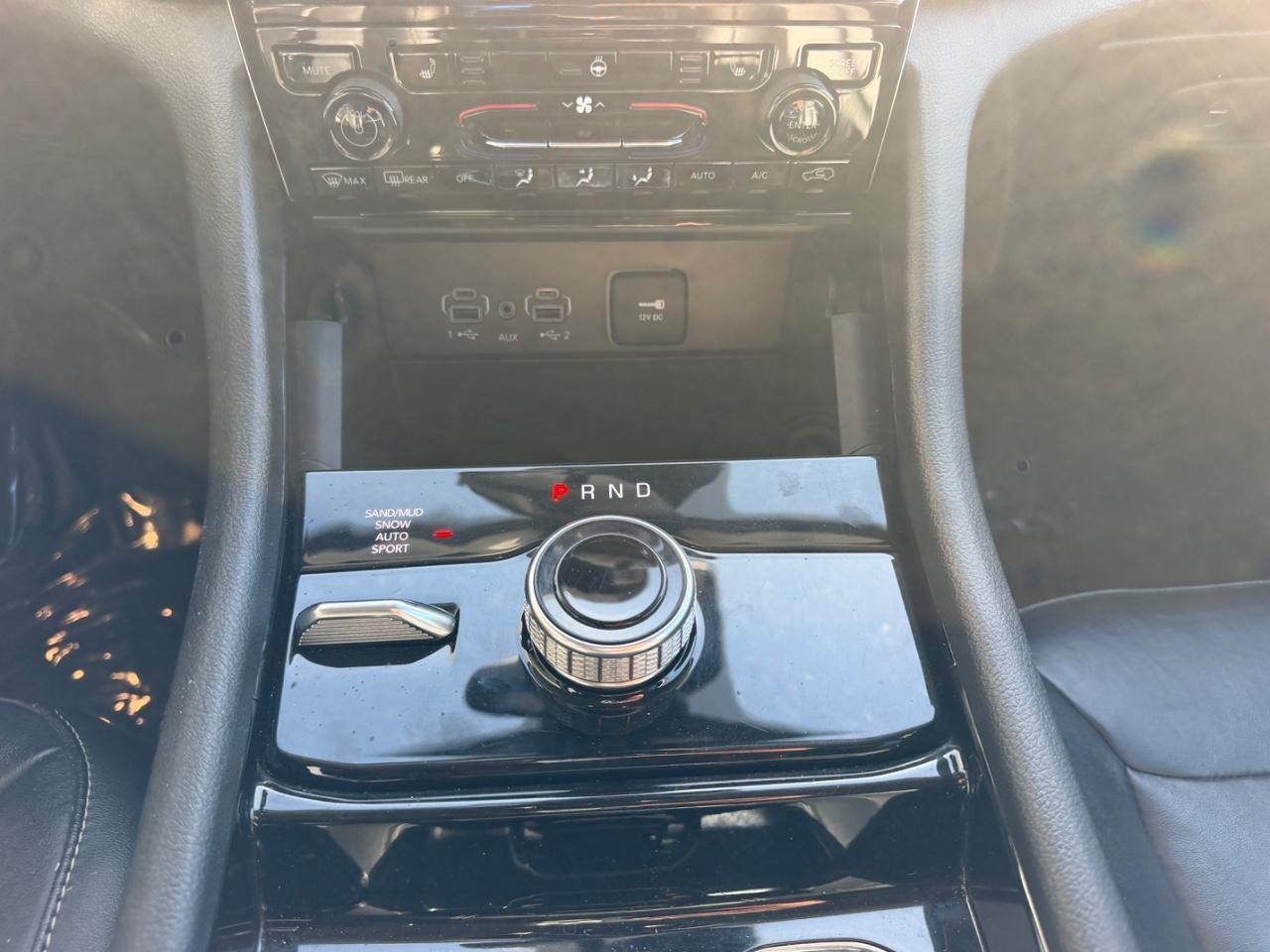 Jeep Grand Cherokee Vehicle Full-screen Gallery Image 17