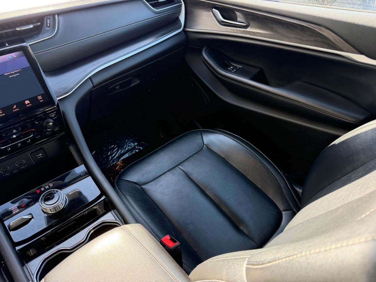 Jeep Grand Cherokee Vehicle Full-screen Gallery Image 18
