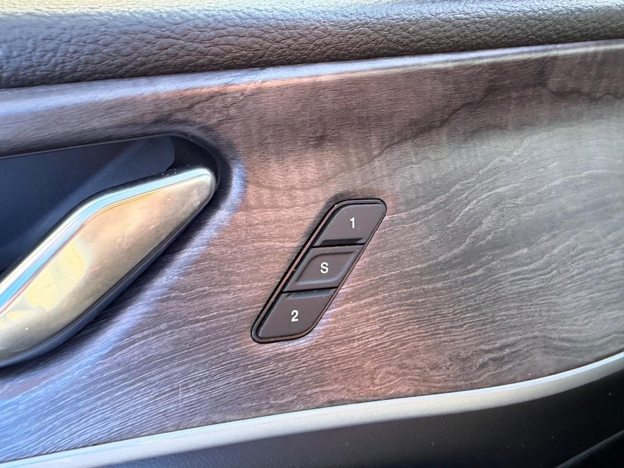 Jeep Grand Cherokee Vehicle Full-screen Gallery Image 20