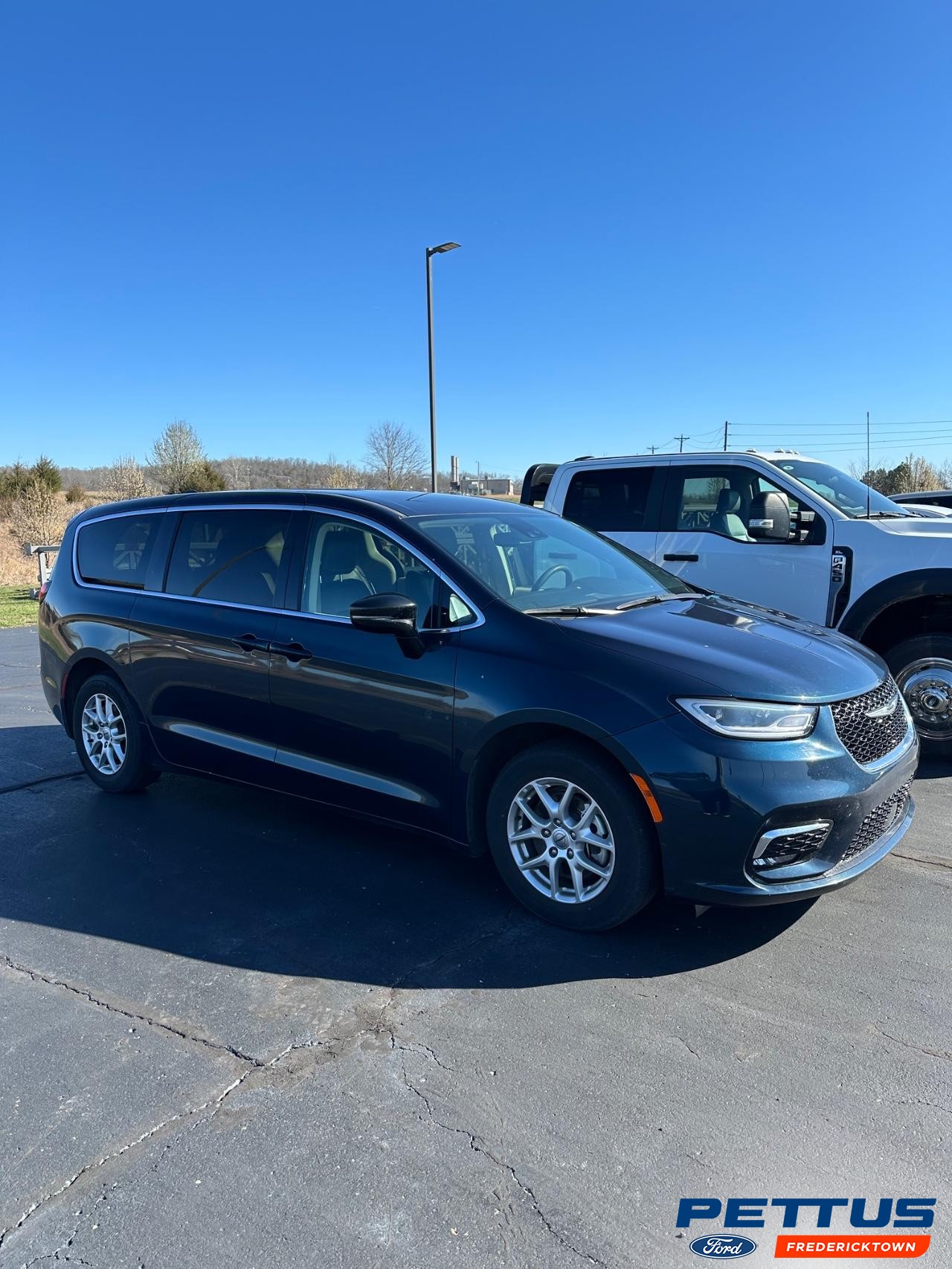 Chrysler Pacifica Vehicle Full-screen Gallery Image 01