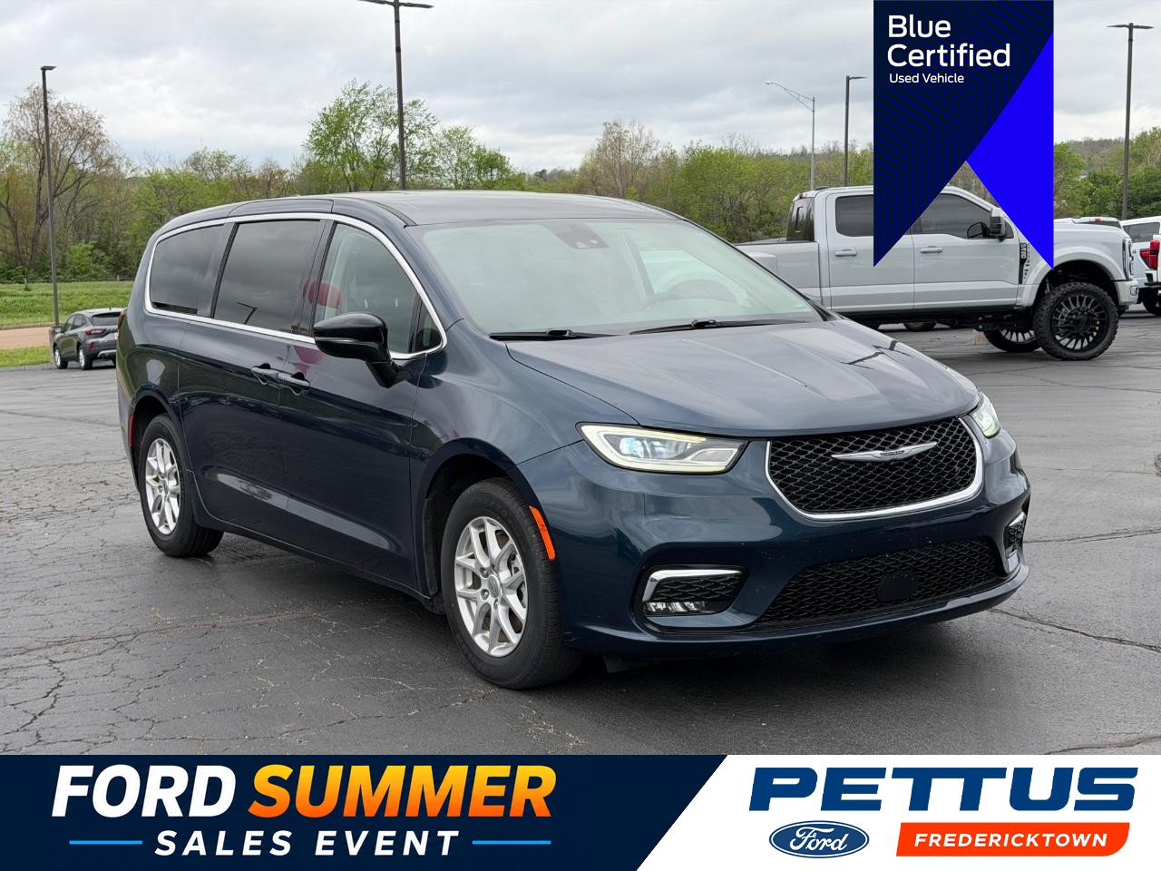 2024 Fathom Blue Pearlcoat Chrysler Pacifica Touring L