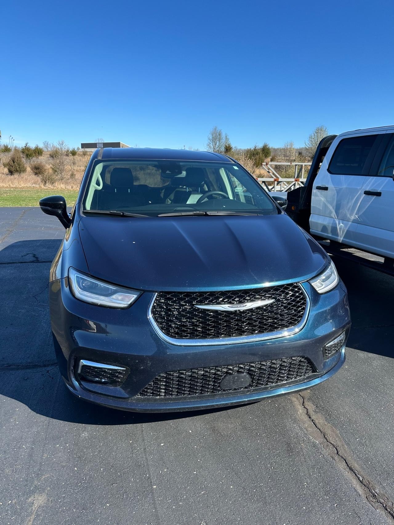 Chrysler Pacifica Vehicle Full-screen Gallery Image 02