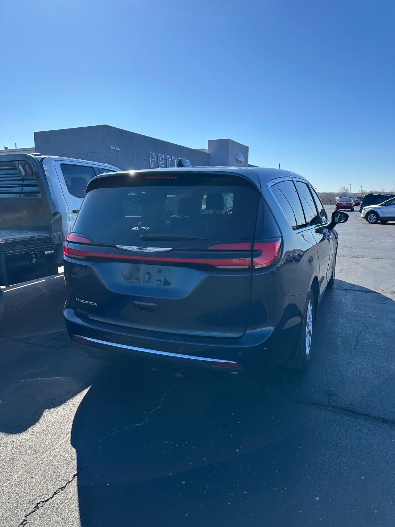 Chrysler Pacifica Vehicle Full-screen Gallery Image 03