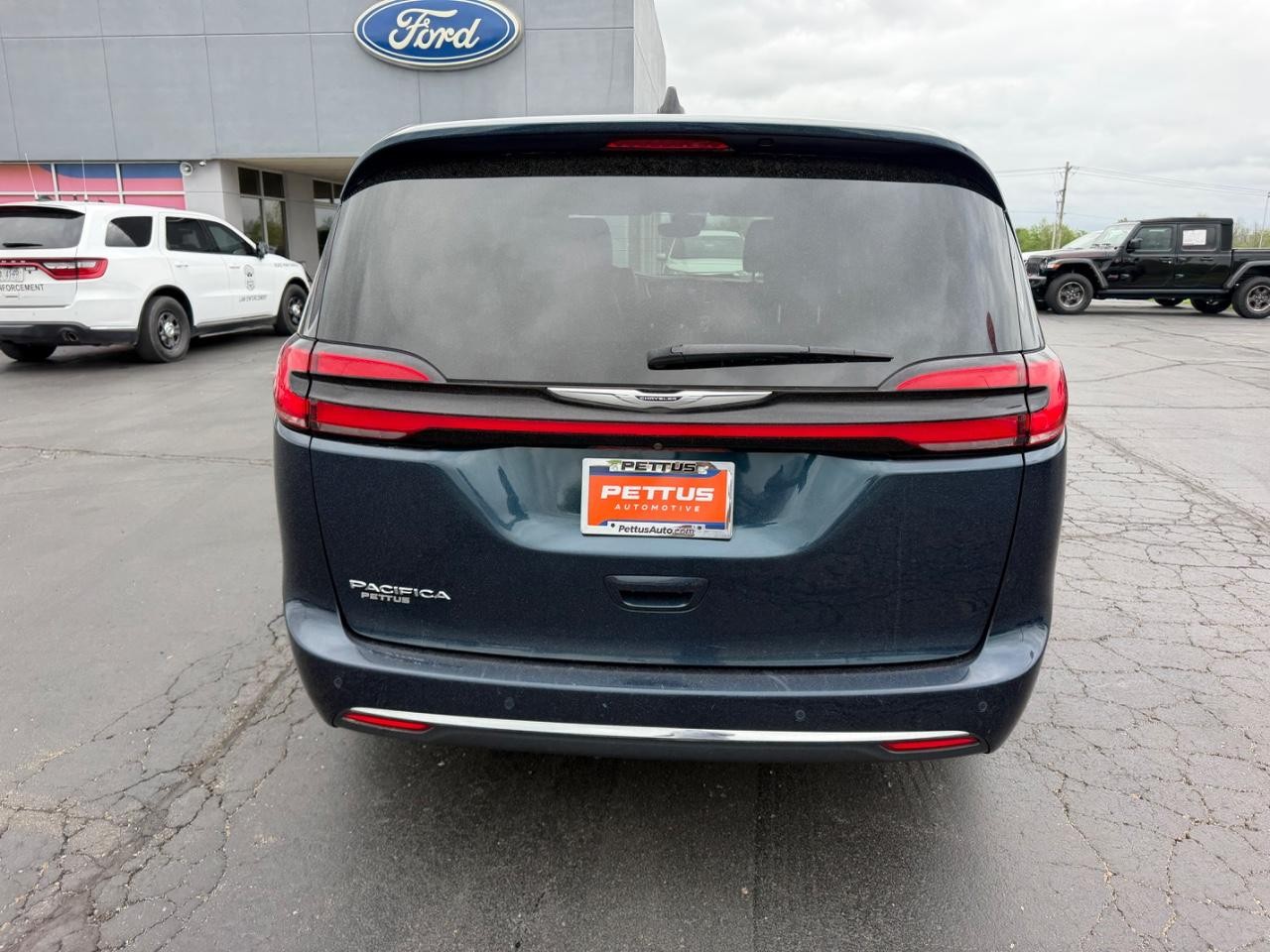 Chrysler Pacifica Vehicle Full-screen Gallery Image 04