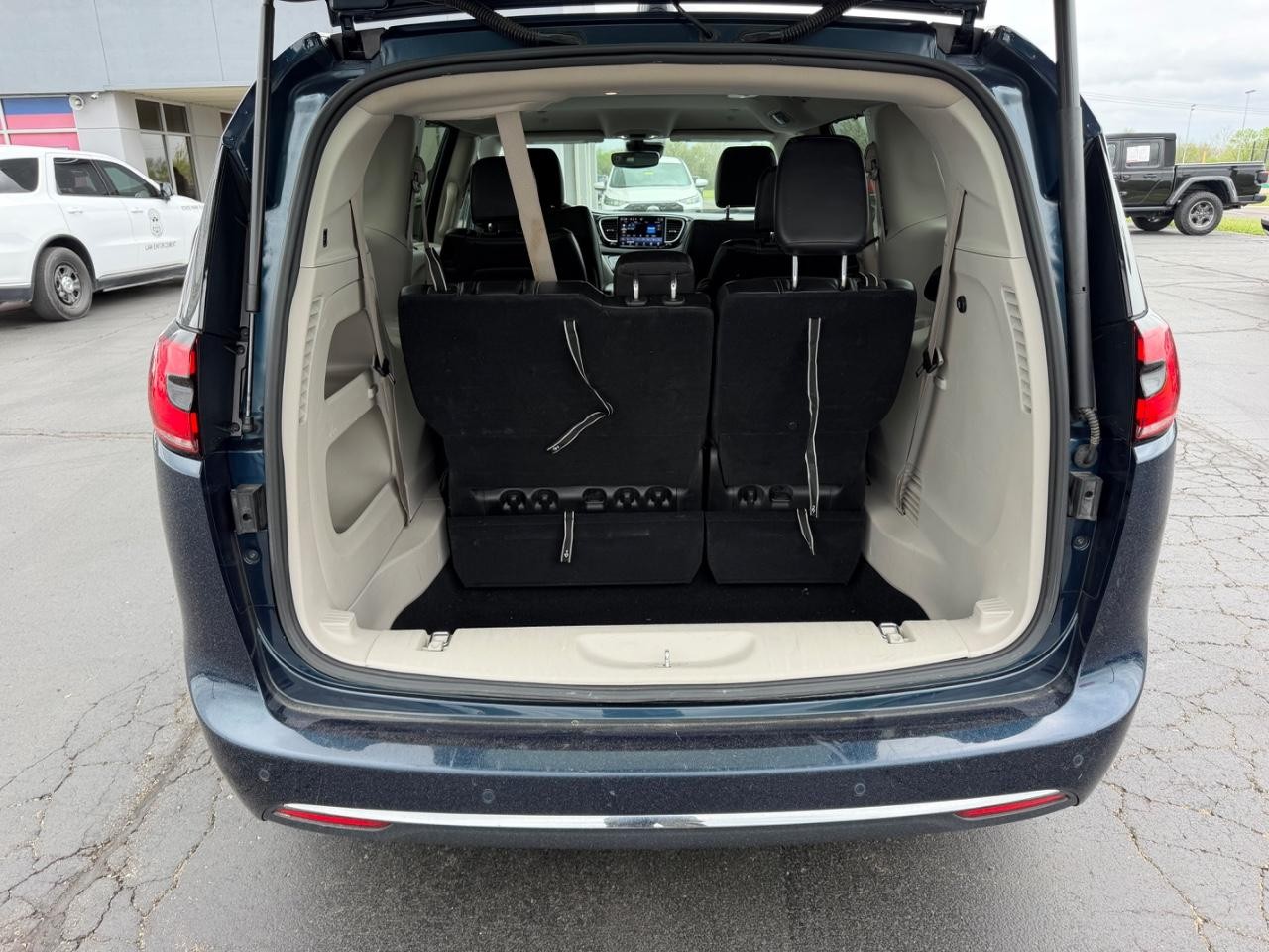 Chrysler Pacifica Vehicle Full-screen Gallery Image 05