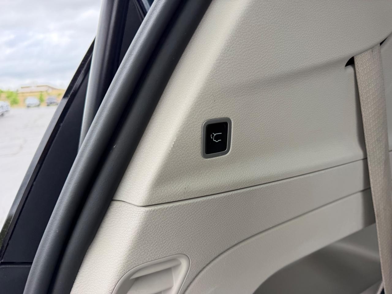 Chrysler Pacifica Vehicle Full-screen Gallery Image 06