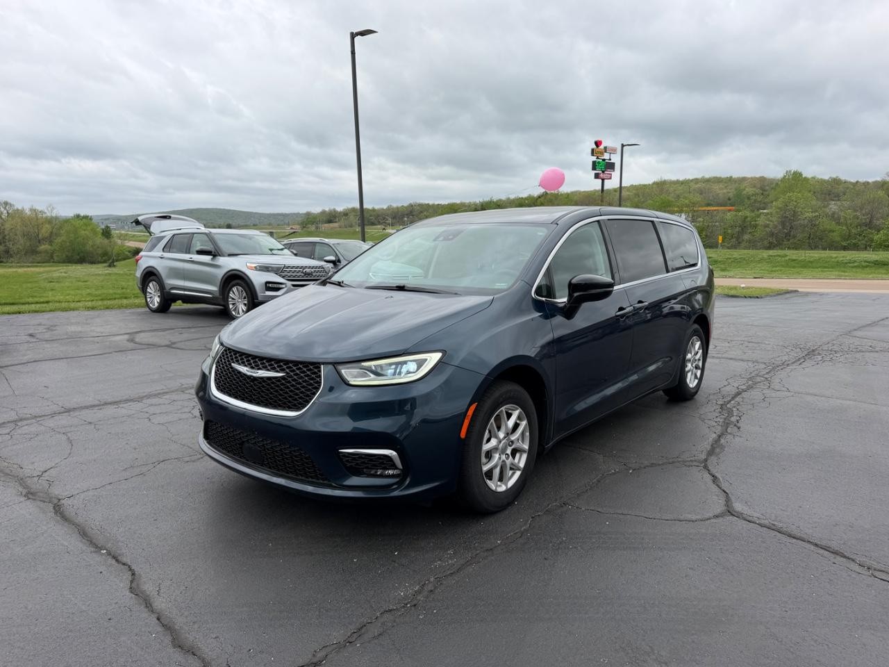Chrysler Pacifica Vehicle Full-screen Gallery Image 08