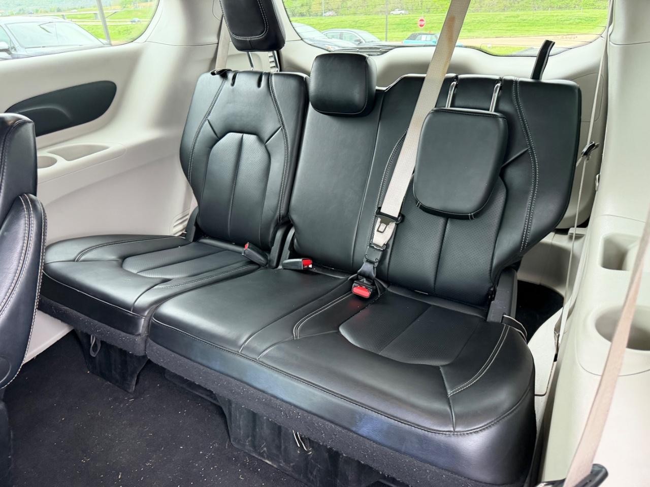 Chrysler Pacifica Vehicle Full-screen Gallery Image 10