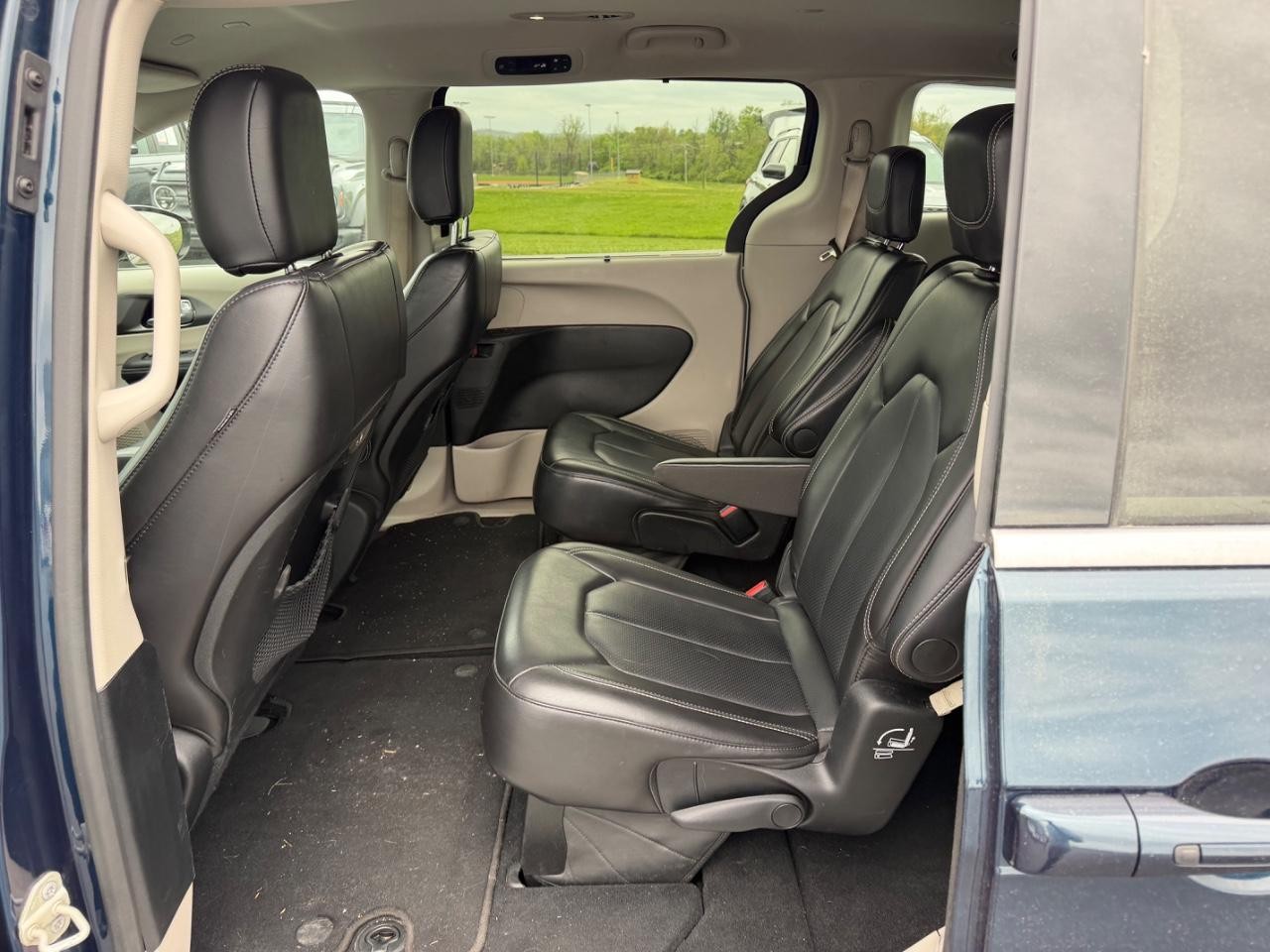 Chrysler Pacifica Vehicle Full-screen Gallery Image 11
