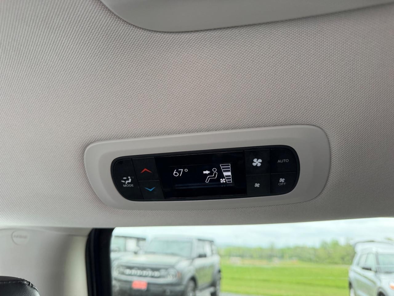 Chrysler Pacifica Vehicle Full-screen Gallery Image 12