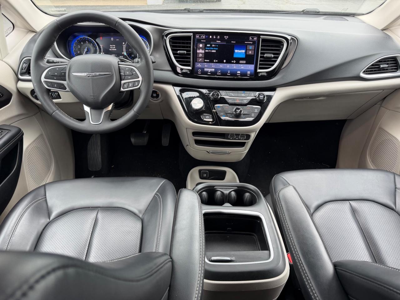 Chrysler Pacifica Vehicle Full-screen Gallery Image 13
