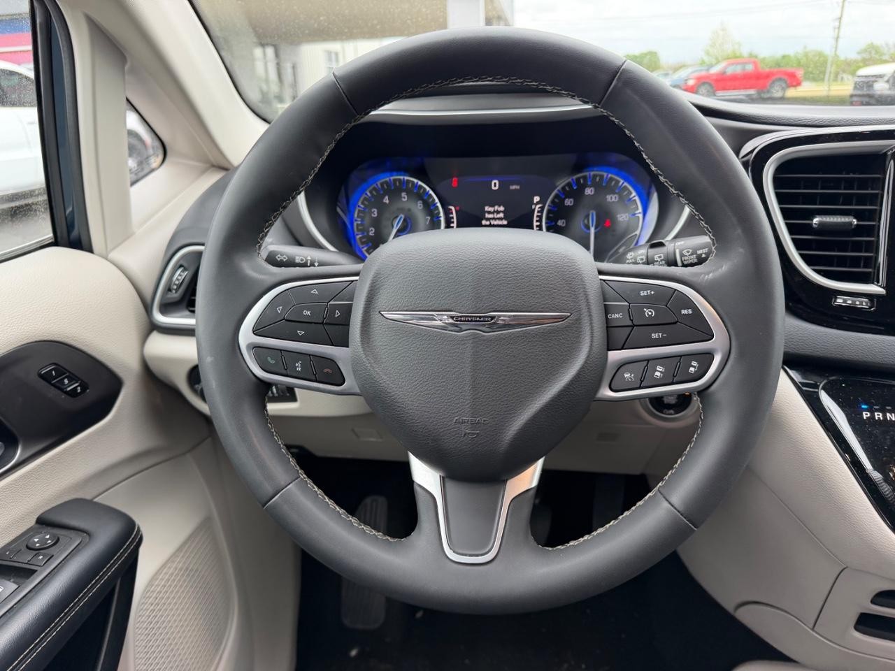 Chrysler Pacifica Vehicle Full-screen Gallery Image 14