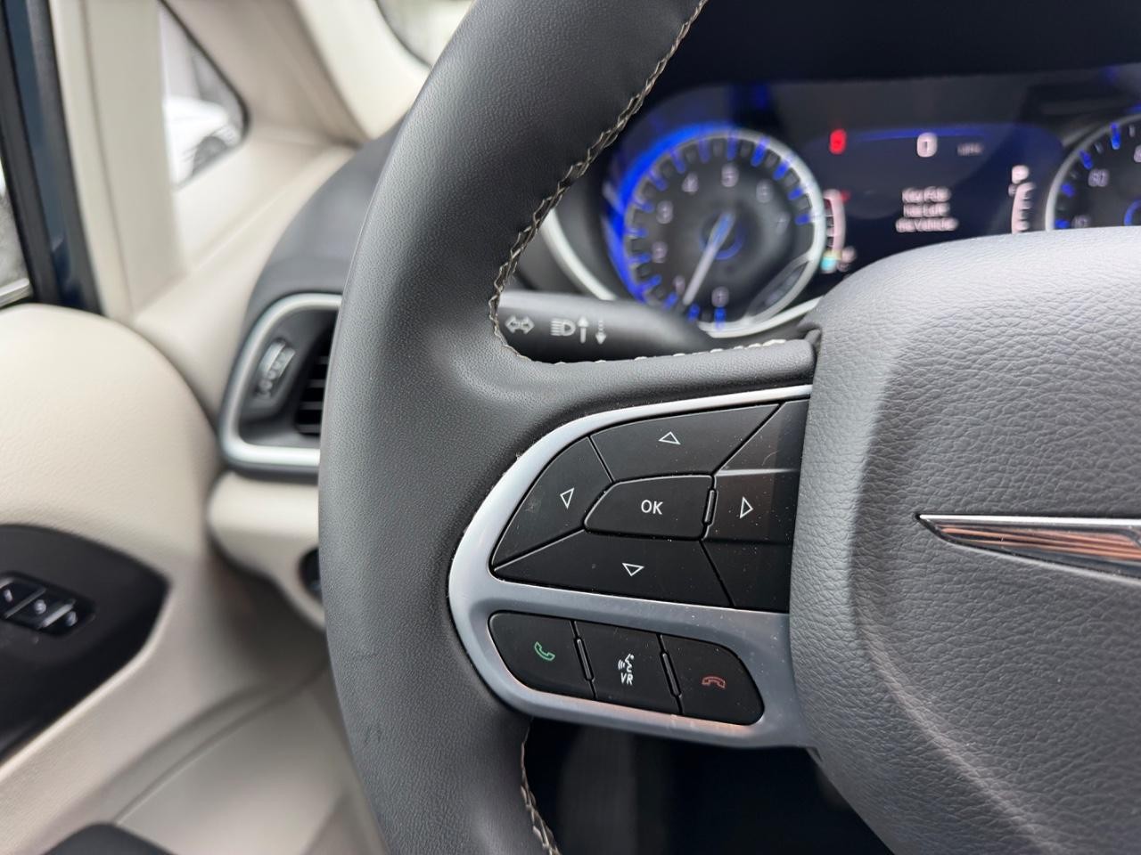 Chrysler Pacifica Vehicle Full-screen Gallery Image 15