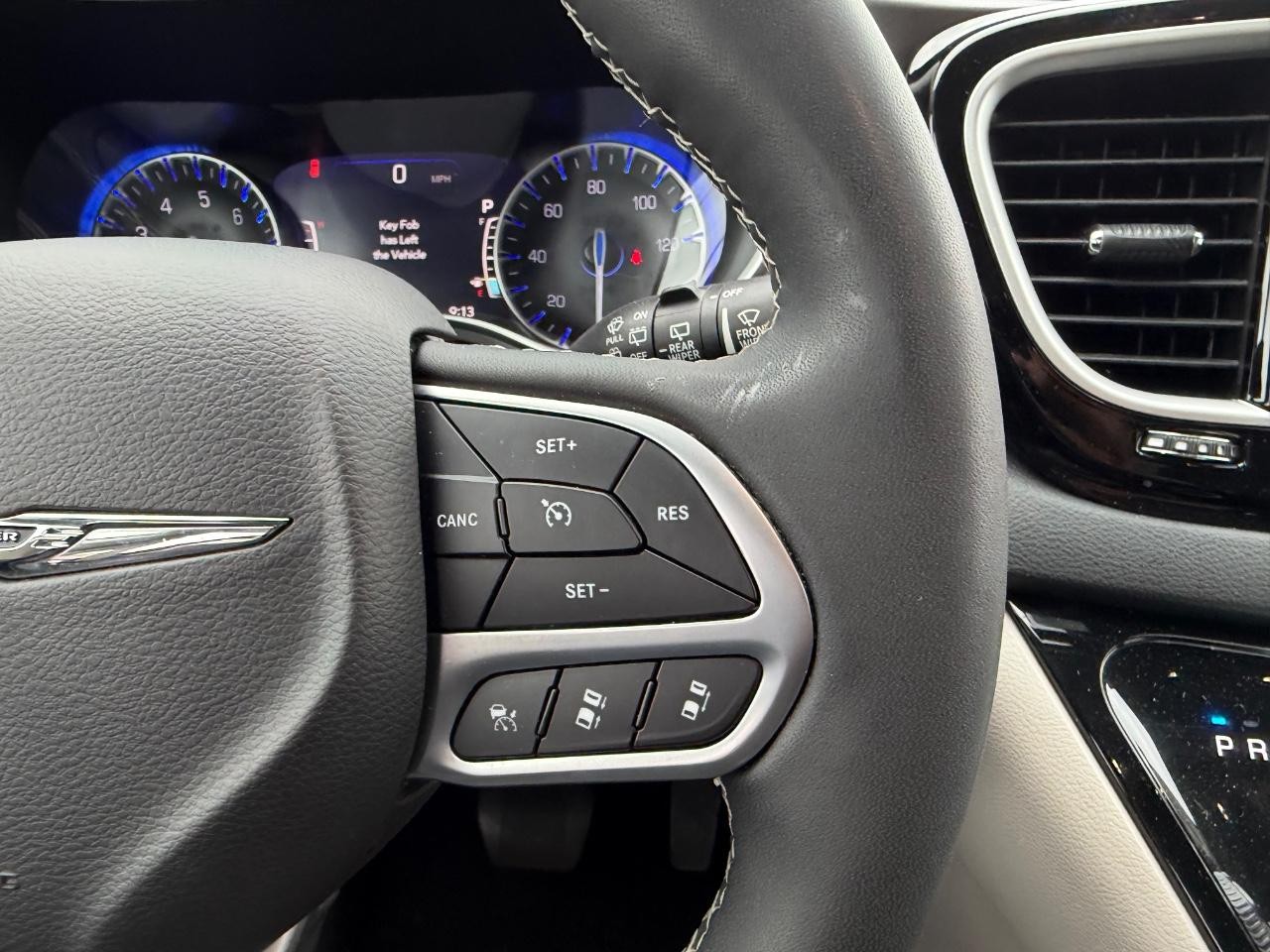 Chrysler Pacifica Vehicle Full-screen Gallery Image 16