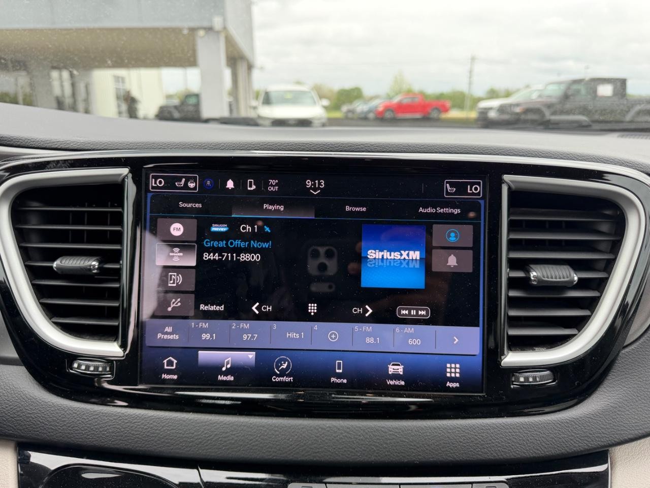 Chrysler Pacifica Vehicle Full-screen Gallery Image 17