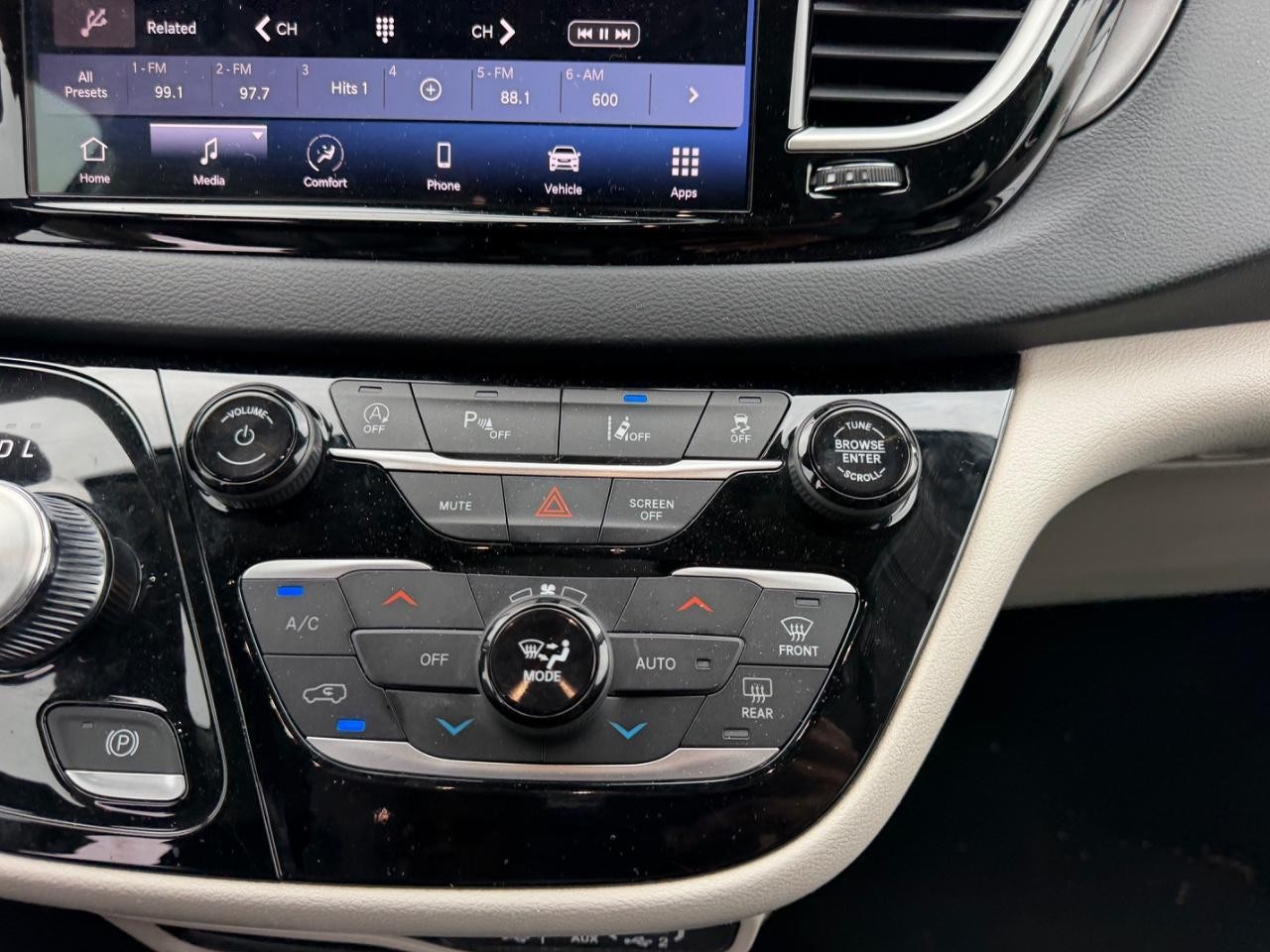 Chrysler Pacifica Vehicle Full-screen Gallery Image 18
