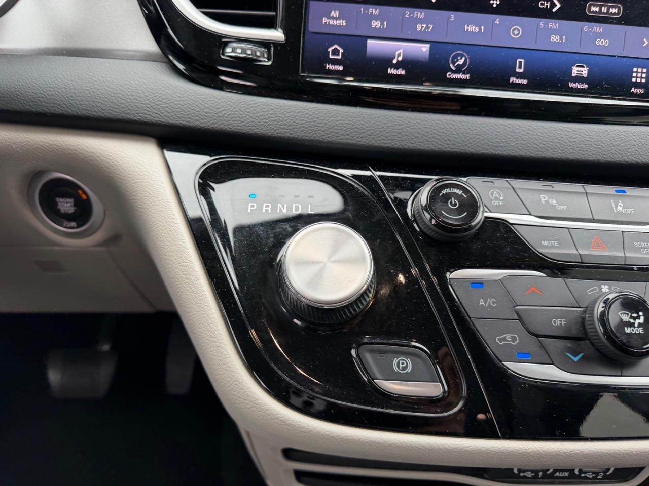 Chrysler Pacifica Vehicle Full-screen Gallery Image 19