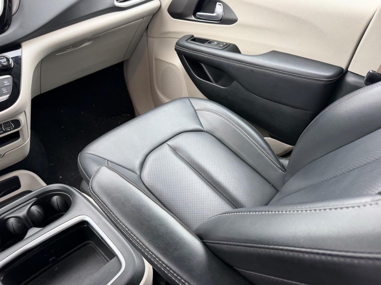 Chrysler Pacifica Vehicle Full-screen Gallery Image 20
