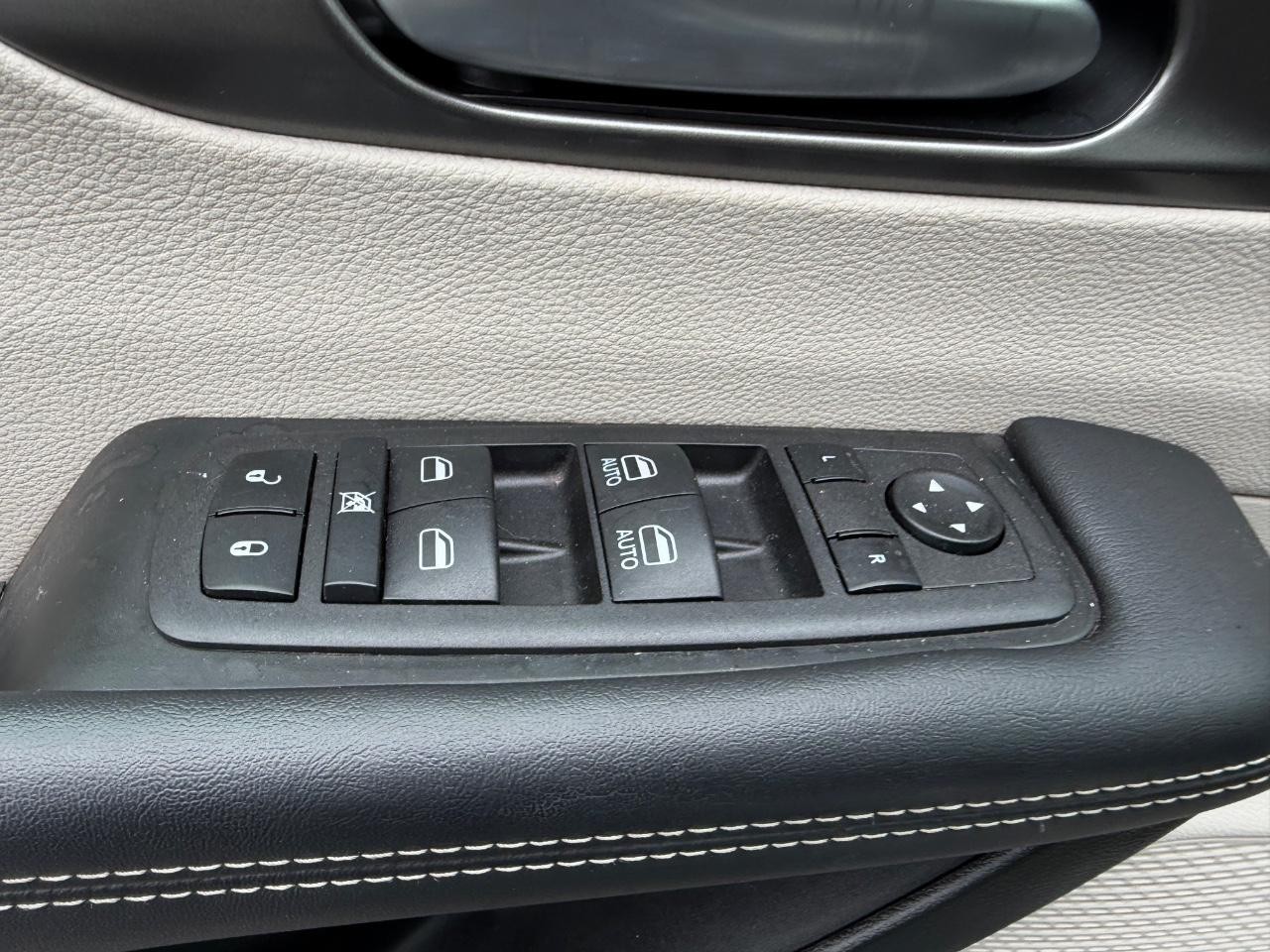 Chrysler Pacifica Vehicle Full-screen Gallery Image 21