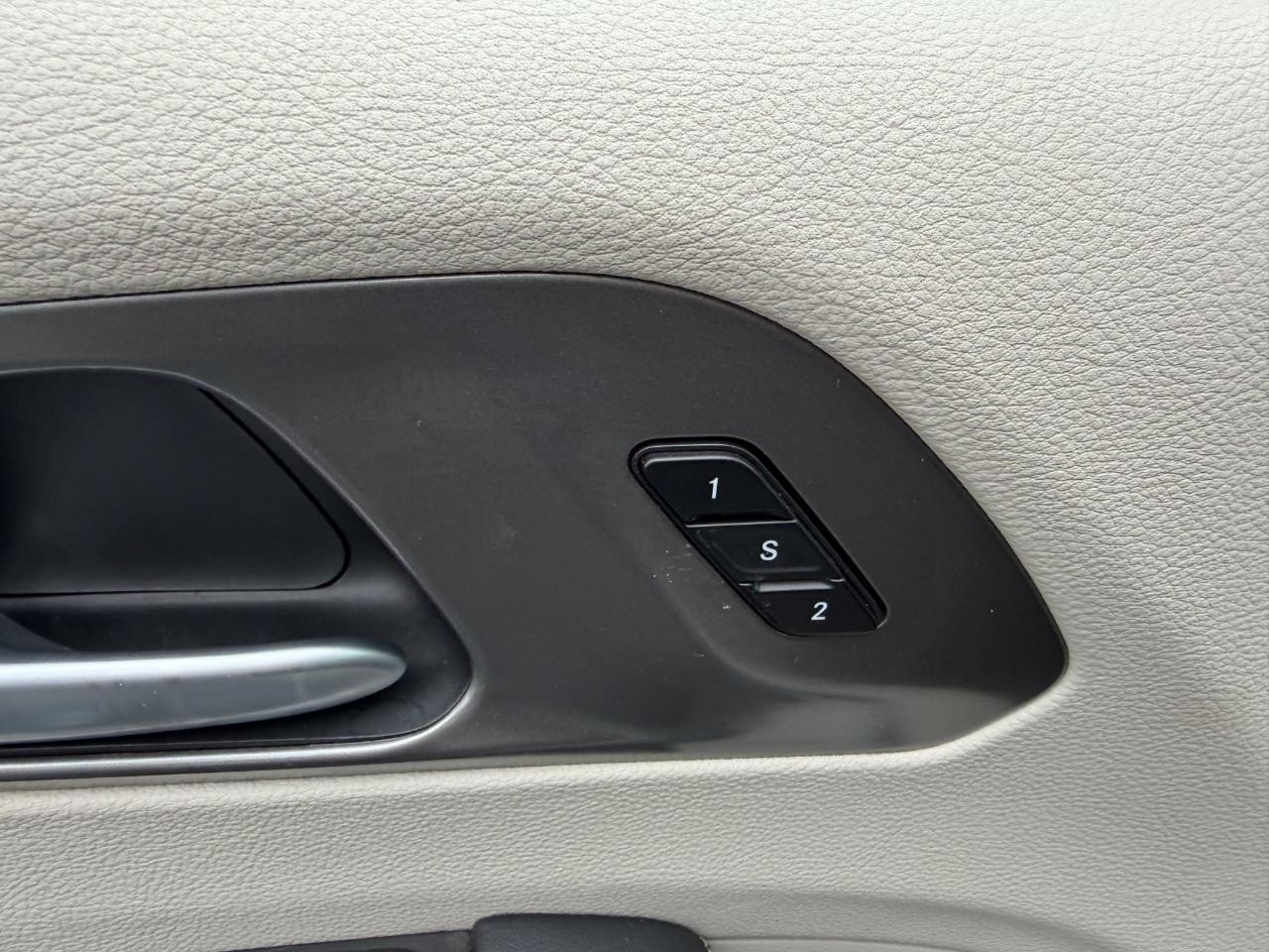 Chrysler Pacifica Vehicle Full-screen Gallery Image 22