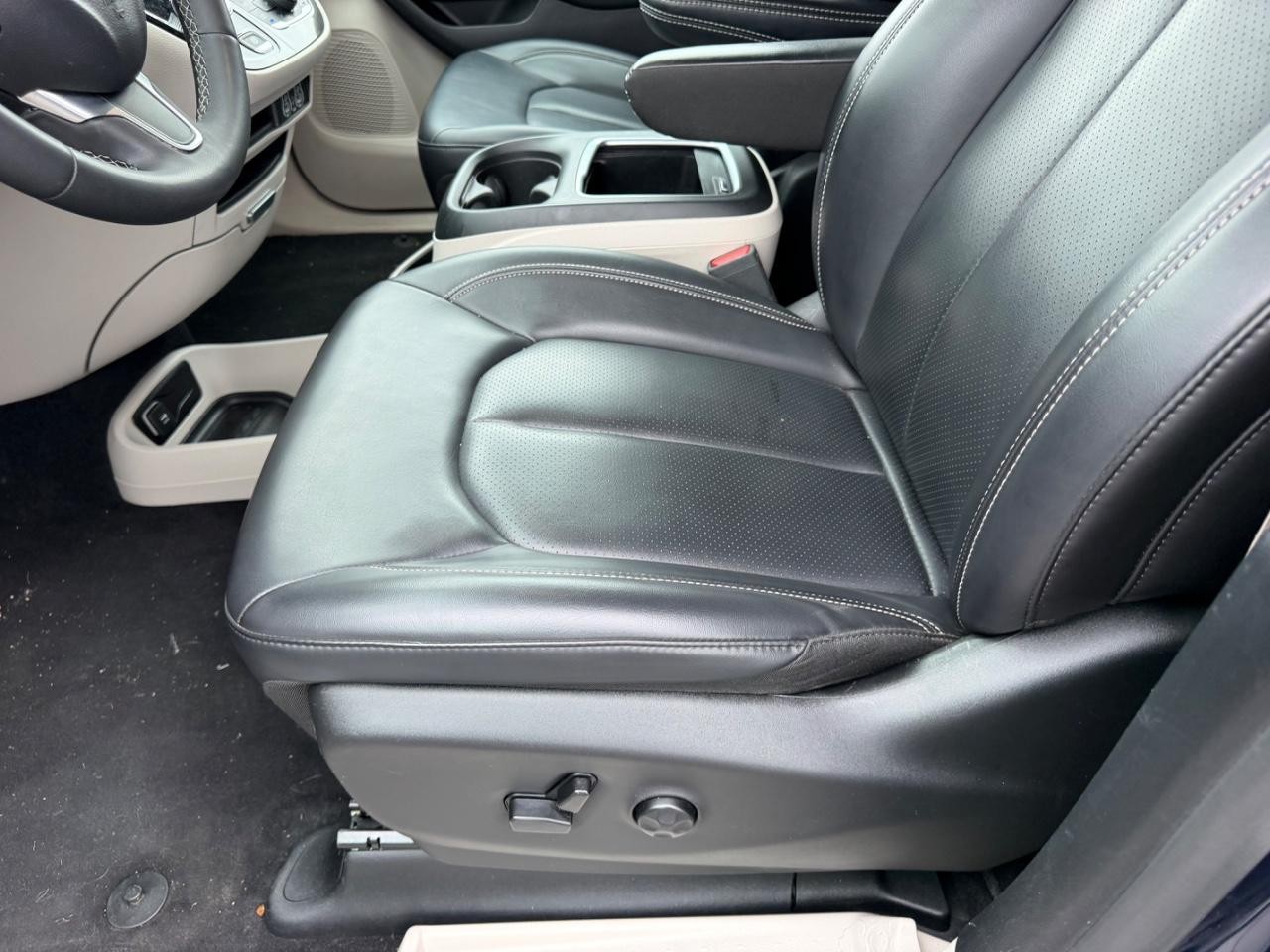 Chrysler Pacifica Vehicle Full-screen Gallery Image 23