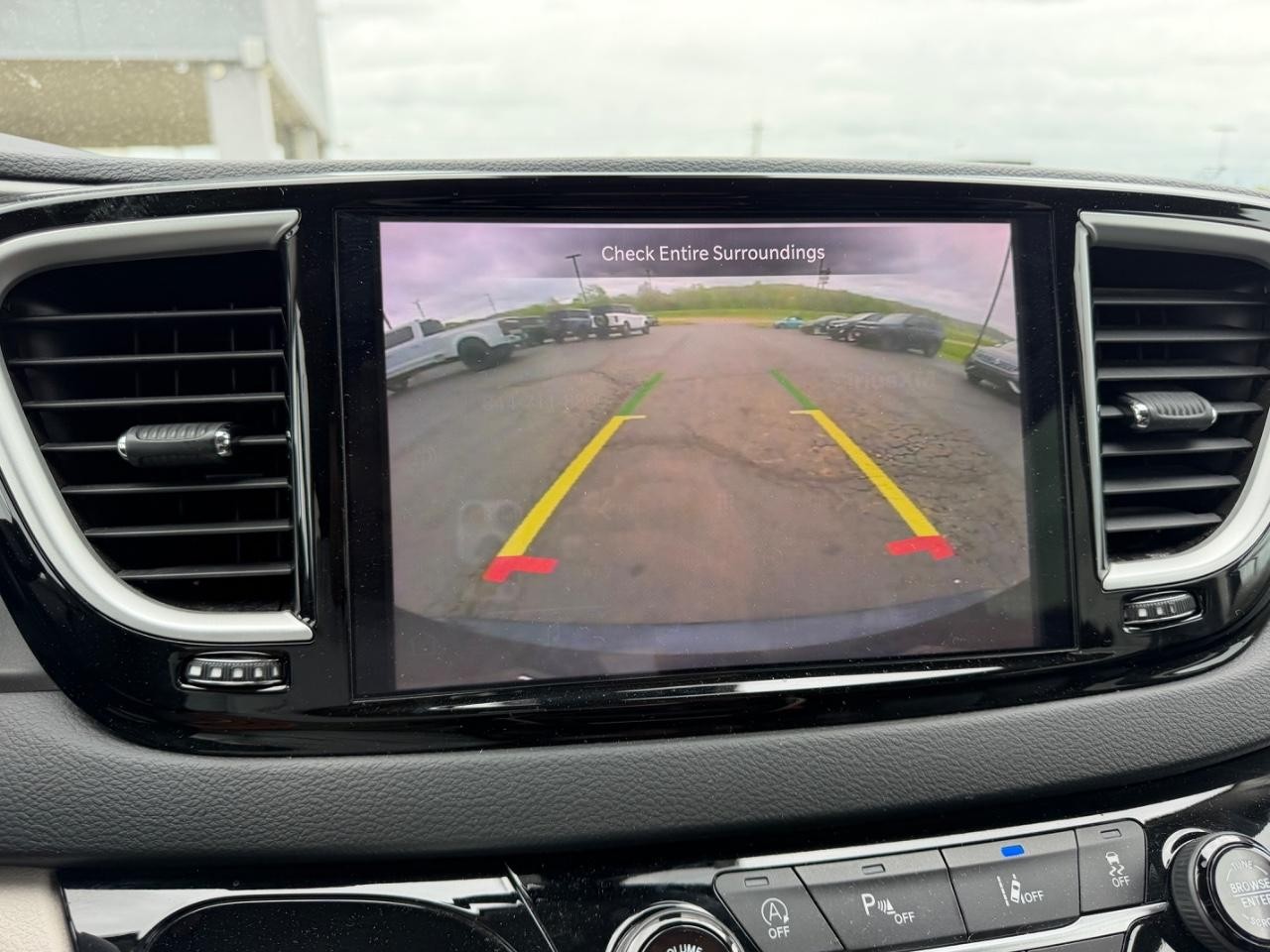 Chrysler Pacifica Vehicle Full-screen Gallery Image 25