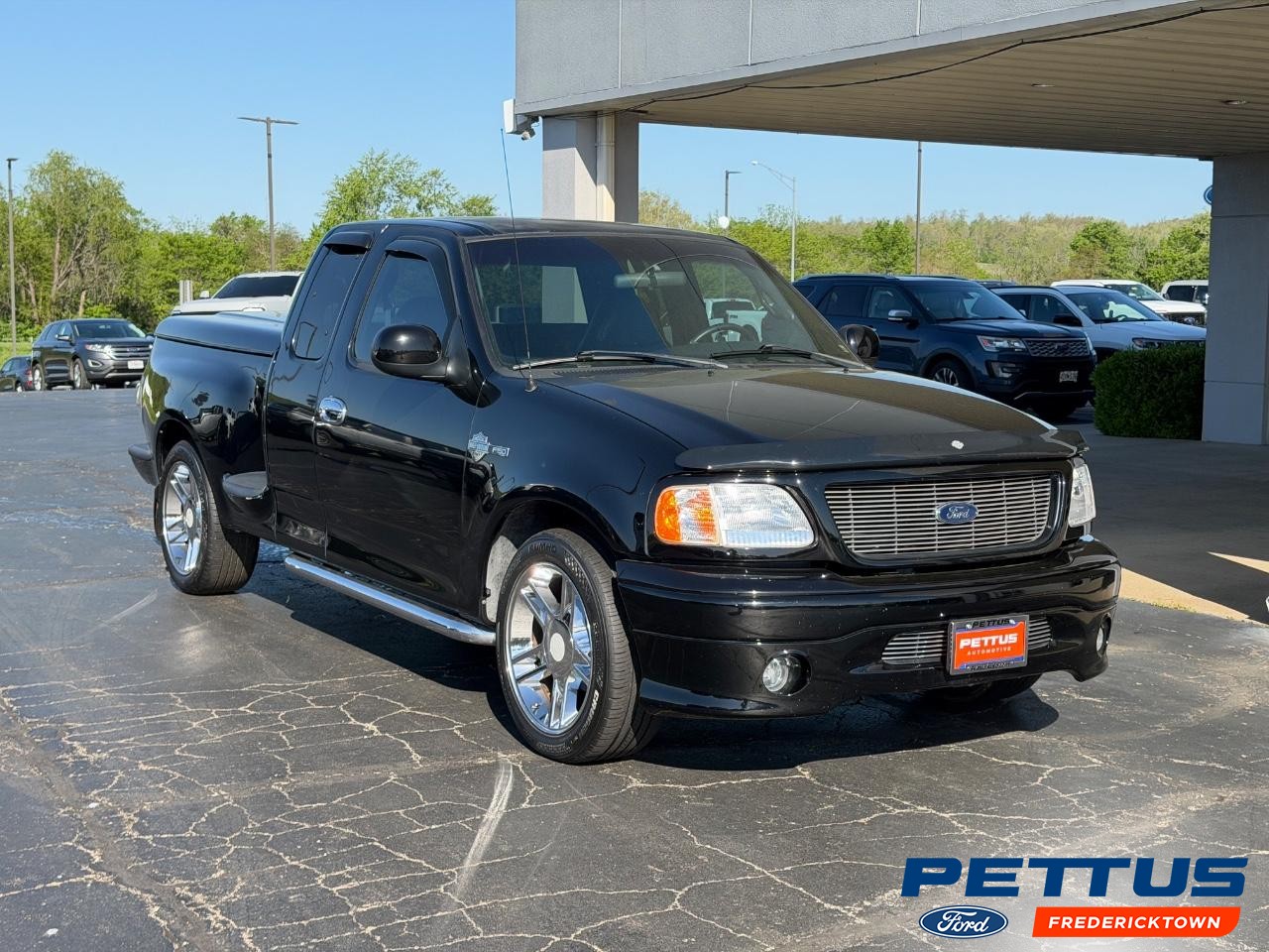 Ford F-150 Vehicle Full-screen Gallery Image 01