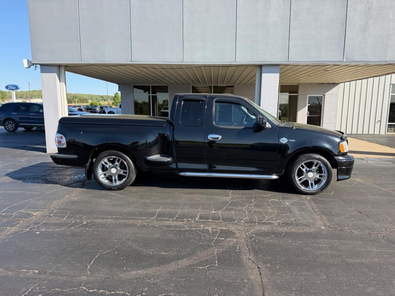 Ford F-150 Vehicle Full-screen Gallery Image 02
