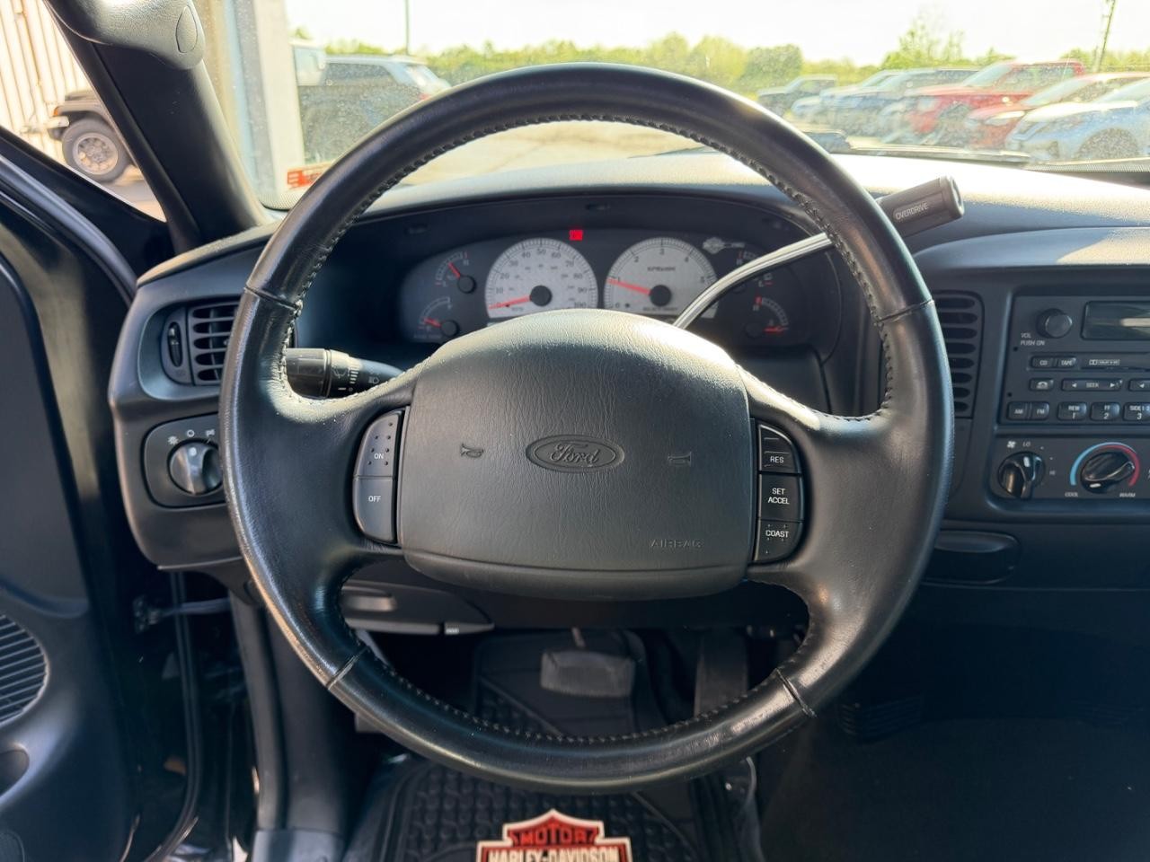 Ford F-150 Vehicle Full-screen Gallery Image 11