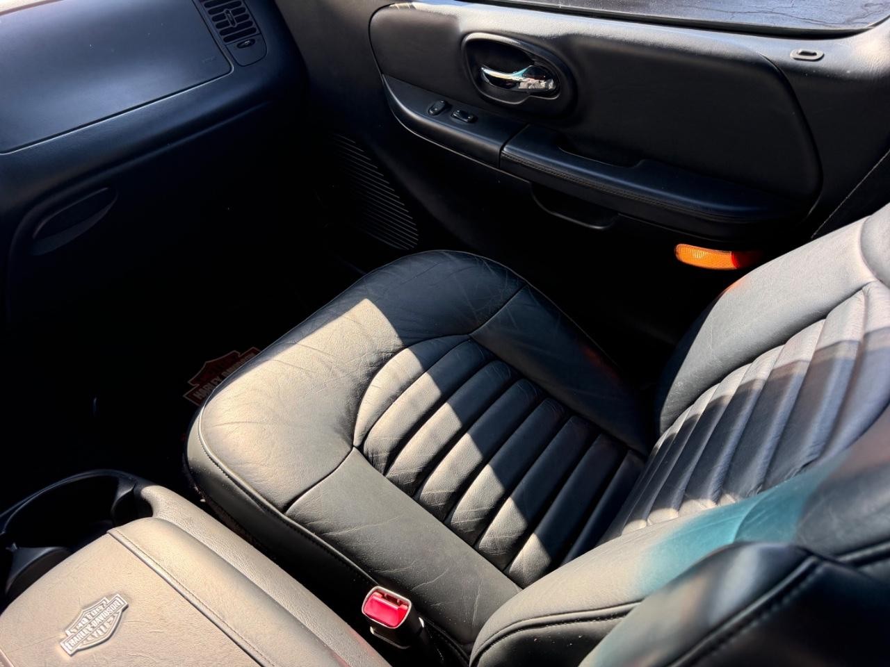 Ford F-150 Vehicle Full-screen Gallery Image 16