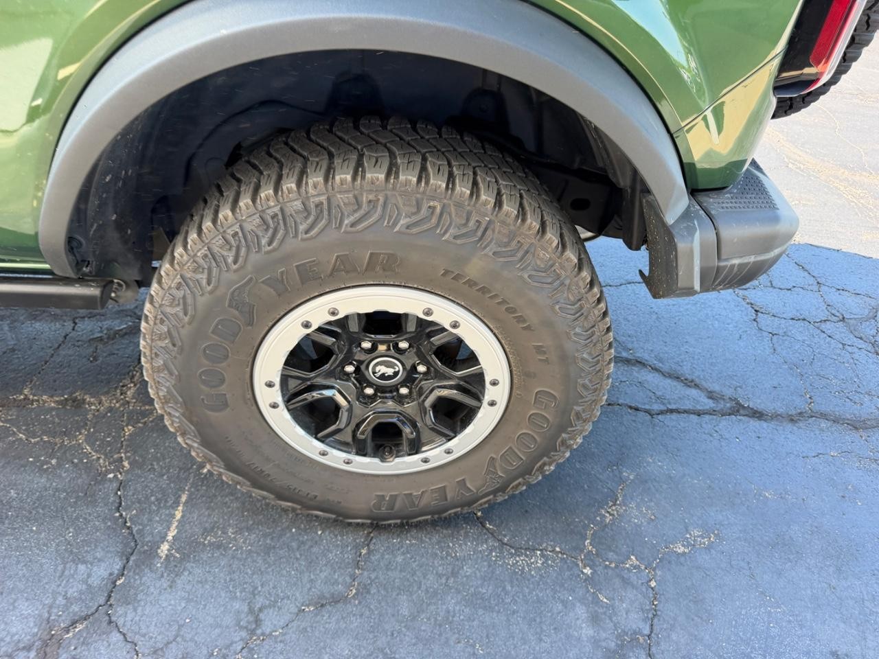Ford Bronco Vehicle Full-screen Gallery Image 06