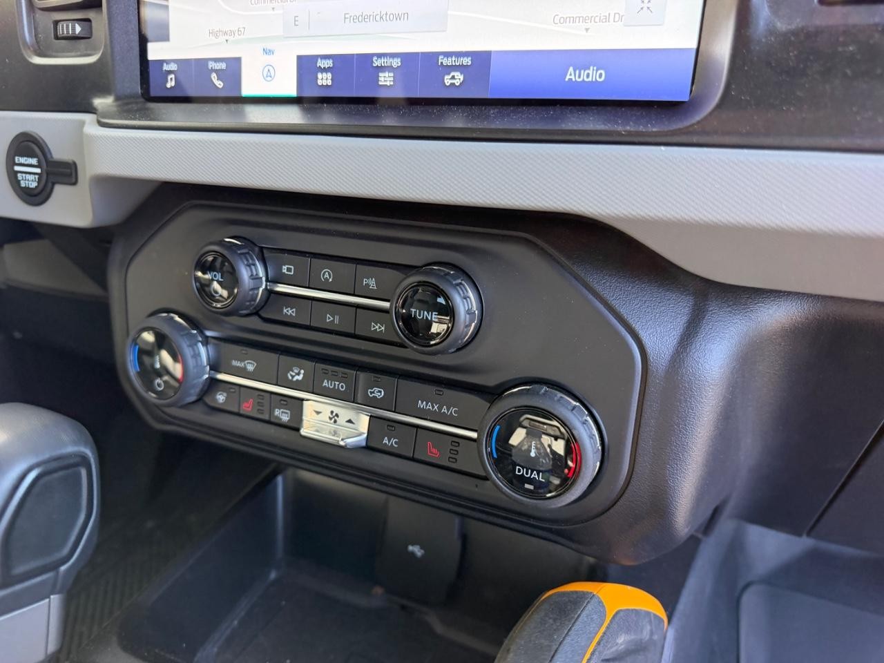 Ford Bronco Vehicle Full-screen Gallery Image 15