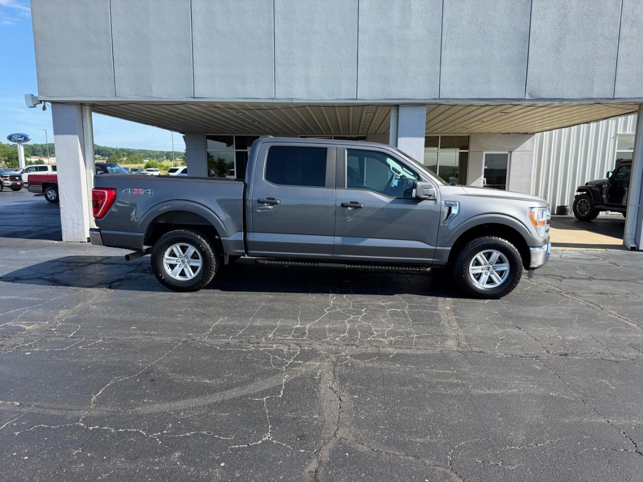 Ford F-150 Vehicle Full-screen Gallery Image 02