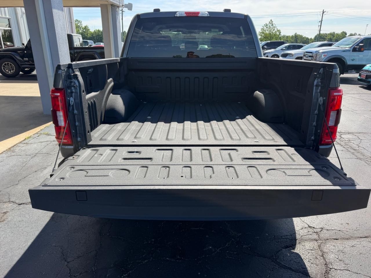 Ford F-150 Vehicle Full-screen Gallery Image 05