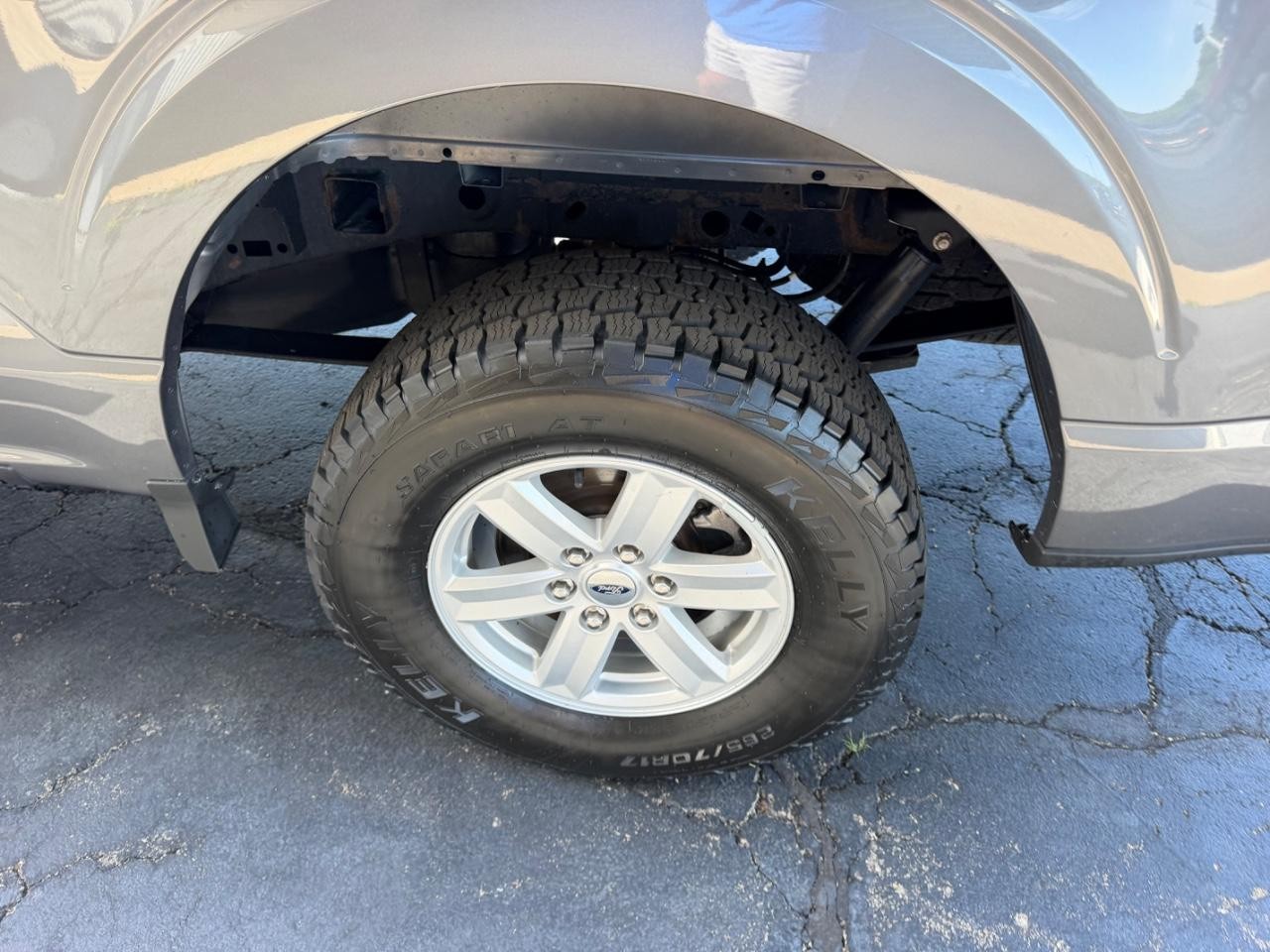 Ford F-150 Vehicle Full-screen Gallery Image 06