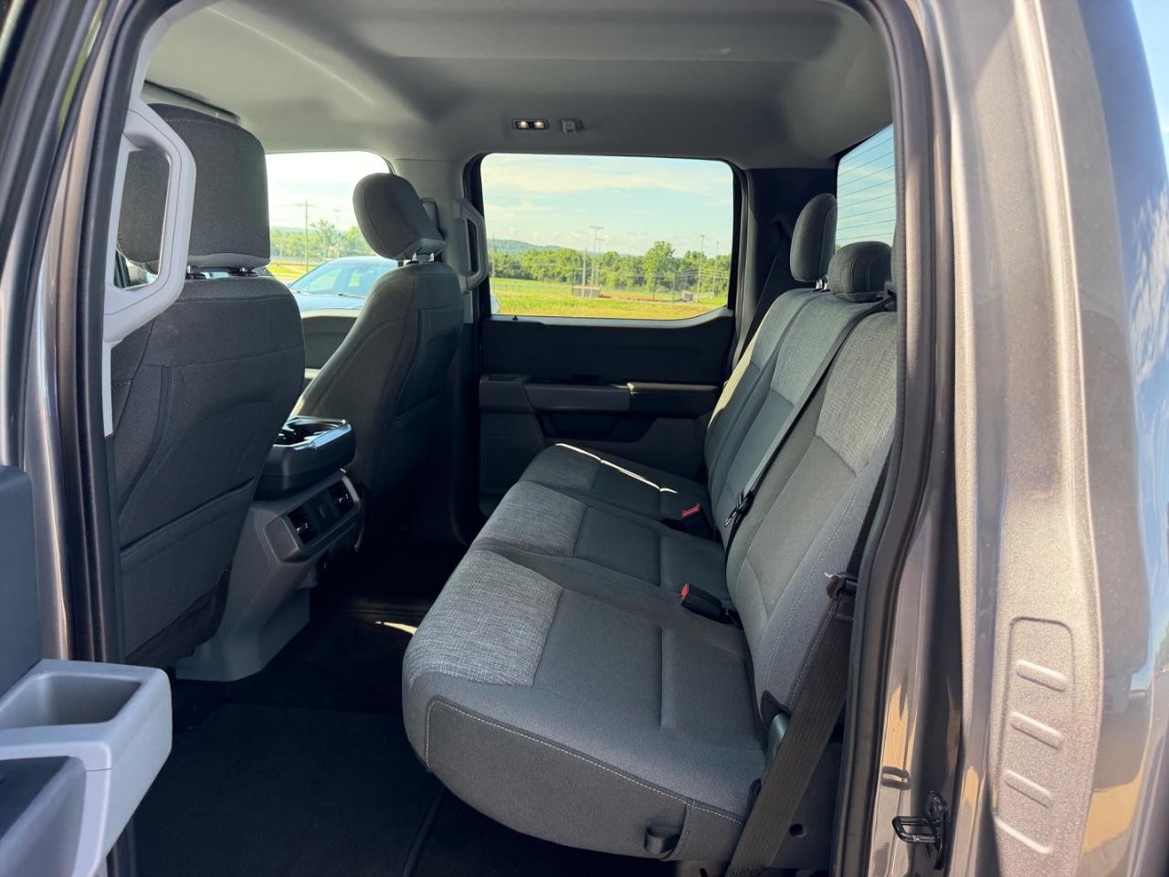Ford F-150 Vehicle Full-screen Gallery Image 09