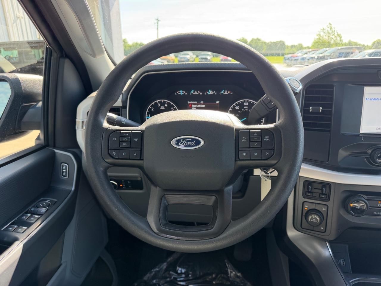 Ford F-150 Vehicle Full-screen Gallery Image 11